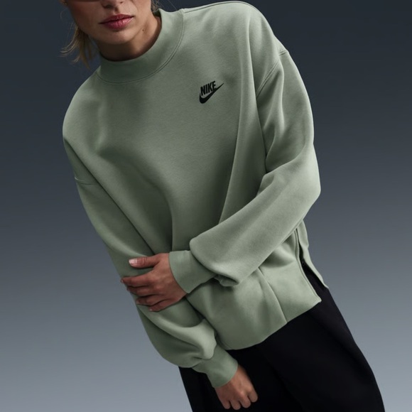 BNWT Women’s Nike Sportswear Tech Fleece Oversized Crew-Neck Sweatshirt - Picture 4 of 8
